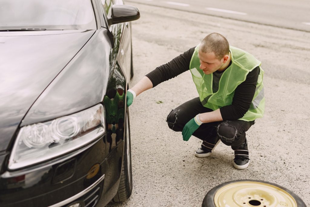 A driver is getting roadside assistance in Jacumba Hot Springs from an experienced roadside operator.